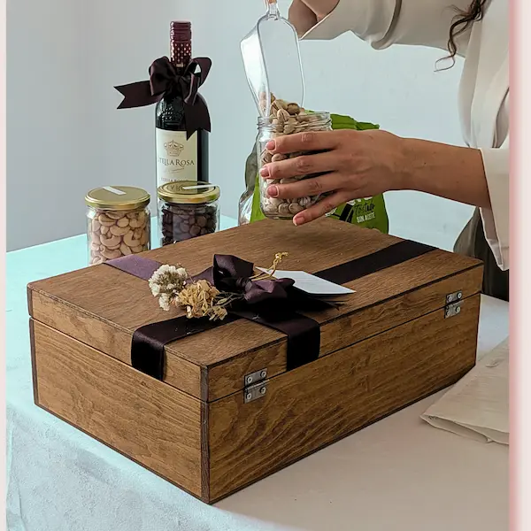 Caja de regalo Grazzia con vino, flores secas y mensaje personalizado